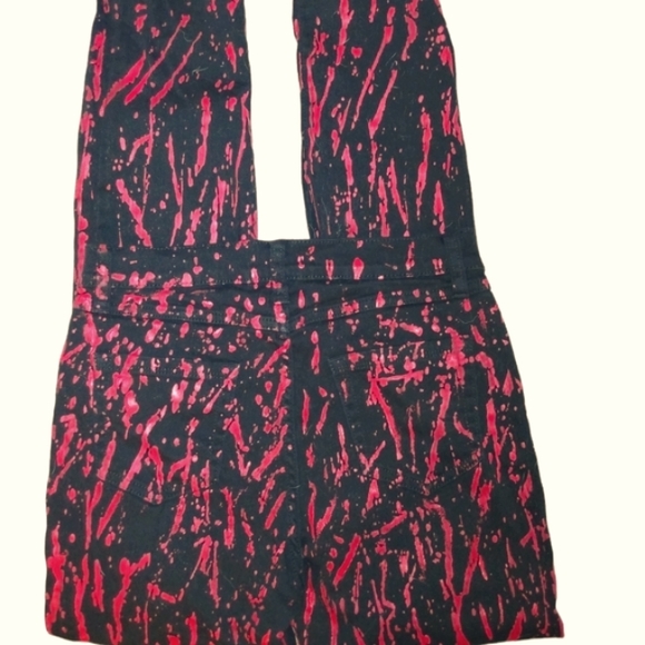 DG2 DIANE GILMAN Black w/Shiny Red Paint Splashes Denim Jeans Size 8 - Picture 2 of 4